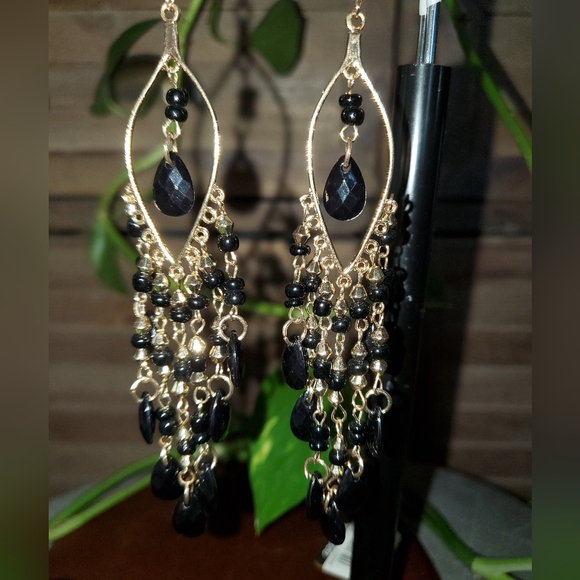 Hollow Leaf Black Dangle Earrings - Picture 3 of 6